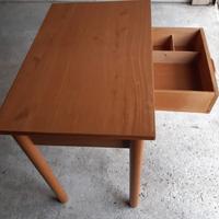 Tavolino in legno con cassetto. Marrone chiaro.