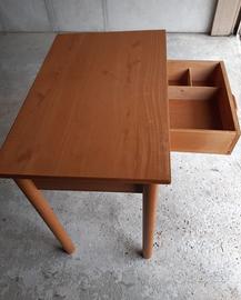 Tavolino in legno con cassetto. Marrone chiaro.