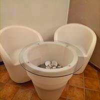 Poltrone e tavolo da giardino con luci