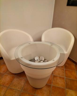 Poltrone e tavolo da giardino con luci