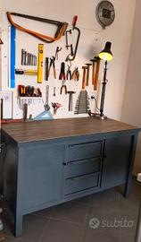 Banco da lavoro per garage o officina + lampada 
