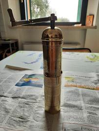 antico macinacaffe e orzo Albanese in rame