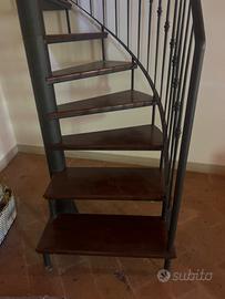 Scala a chiocciola come nuova in ferro battuto