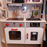 Cucina in legno nuova perfettamente funzionante