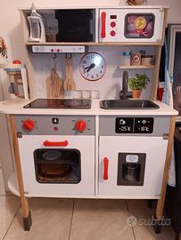Cucina in legno nuova perfettamente funzionante