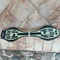 Skateboard a due ruote bianco e nero