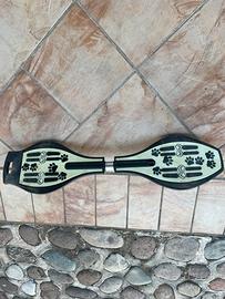 Skateboard a due ruote bianco e nero