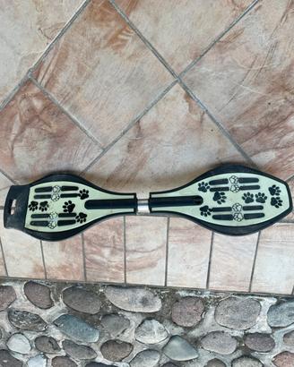Skateboard a due ruote bianco e nero