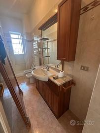 Lavabo in marmo e nobilitato con ante in massello