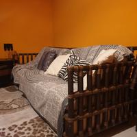 Divanetto in legno con cuscini decorativi
