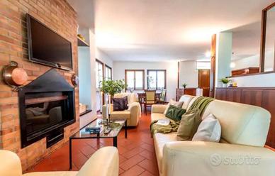 Casa vacanza con vetrata sul giardino e vigneti