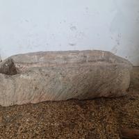 abbeveratoio in pietra antico