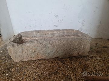 abbeveratoio in pietra antico