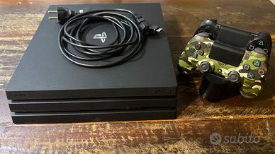 PS4 con 2 controller e base di ricarica