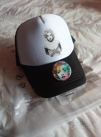 Cappellino e spilla Madonna Celebration 