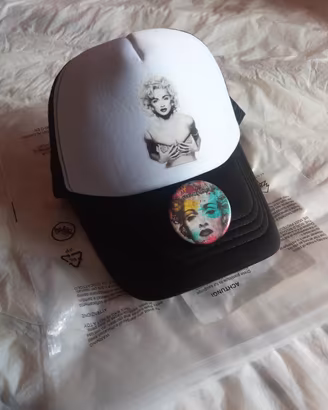 Cappellino e spilla Madonna Celebration 