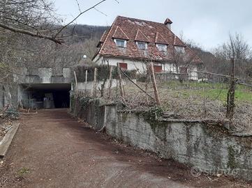 Villa indipendente 3 piani ,terrazze e posti auto