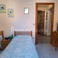 2 letti singoli in legno con rete a doghe