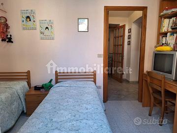 2 letti singoli in legno con rete a doghe