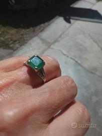Anello con smeraldo e diamanti di oro bianco 
