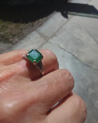 Anello con smeraldo e diamanti di oro bianco 
