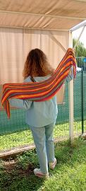 Sciarpa triangolare multicolore fatta ai ferri