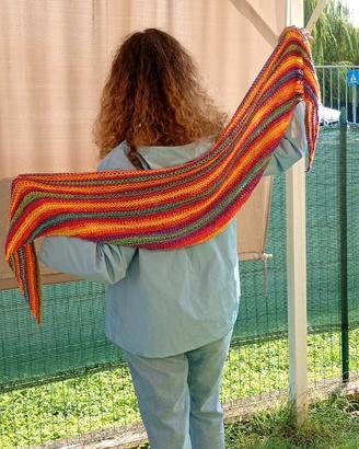 Sciarpa triangolare multicolore fatta ai ferri
