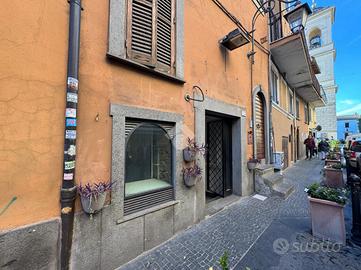 NEGOZIO A ALBANO LAZIALE