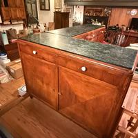 Credenza antica a due ante con piano in marmo.