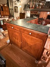 Credenza antica a due ante con piano in marmo.