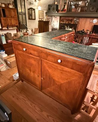 Credenza antica a due ante con piano in marmo.