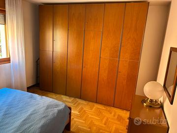 Arredo camera in legno antico