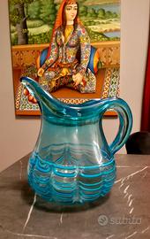 Caraffa vintage in vetro blu lavorato