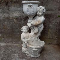 Vecchia fontana fioriera due vasche e putti