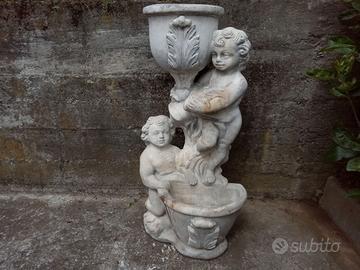 Vecchia fontana fioriera due vasche e putti