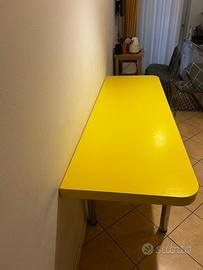 Tavolo cucina. Legno giallo
