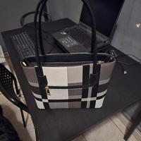 Borsa nera e bianca a quadrucci