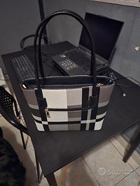 Borsa nera e bianca a quadrucci