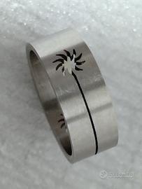 Anello in acciaio con decorazioni a forma di sole