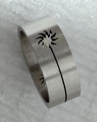 Anello in acciaio con decorazioni a forma di sole