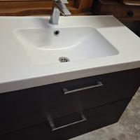 lavandino rubinetto e mobile