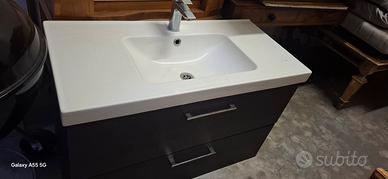 lavandino rubinetto e mobile