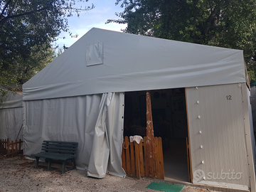 Roulotte fissa con veranda in campeggio