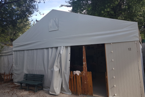 Roulotte fissa con veranda in campeggio