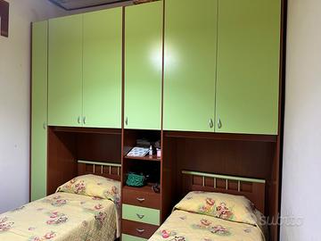 Cameretta con lettini e scrivania/libreria