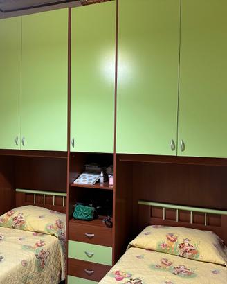 Cameretta con lettini e scrivania/libreria
