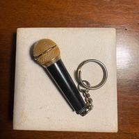 Portachiavi accendino a forma di microfono