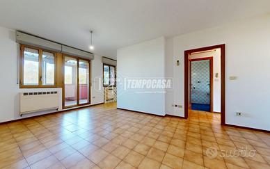 Trilocale con ampio terrazzo, cantina e garage.