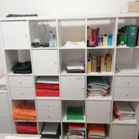 un tavolo, tre fascicolatori, una libreria