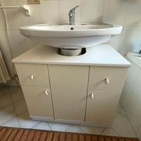 bagno sanitari in ceramica con mobile e specchio